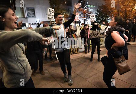 18. November 2016 – Washington, DC, USA – die Menschen auf der Straße schließen sich FIRAS NASR aus VA an, als er an einem Tanzprotest teilnimmt, der von der DC Antifaschist Coalition als Teil ihrer Smash Rassismus DC-Bewegung organisiert wurde. Es gab einen „All Out Flash Mob Against Trumpism, Rassismus, Faschismus“ in Maggianos Little Italy in Washington DC, wo das National Policy Institute (NPI), von der sie als Gruppe der weißen Vorherrschaft betrachten, zu Abend essen. Sie stürmten das Restaurant und wurden auf einer Treppe zurückgehalten, als die NPI-Mitglieder im oberen Stockwerk zuschauten. Als sie gezwungen waren, das Restaurant zu verlassen, hielten sie draußen einen Protesttanz ab. (Kreditbild Stockfoto
