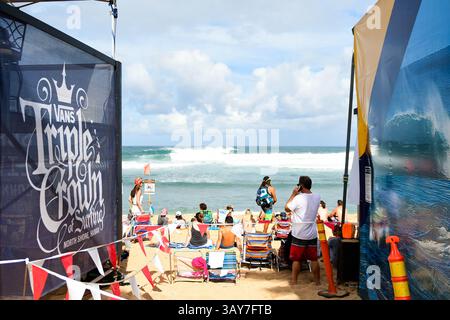 18. November 2016 - die Zuschauer hatten einen Platz in der ersten Reihe beim letzten Wettkampf-Tag des Hawaiian Pro Contests in Haleiwa an der Nordküste von Oahu, Hawaii, der von dem neu gekrönten Weltmeister John John Florence 2016 gewonnen wurde. Damit wird das erste Juwel der Vans Triple Crown of Surfing vervollständigt, das mit dem Vans World Cup of Surfing am Sunset Beach fortgesetzt wird und mit den Billabong Pipeline Masters endet. - Steven Erler/CSM(Kreditbild: &Copy; Steven Erler/CSM via ZUMA Wire) Stockfoto
