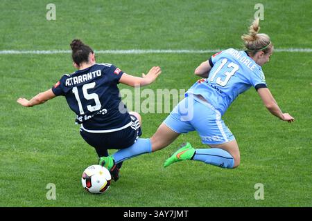 20. November 2016 – Melbourne, Victoria, Australien – GEORGIA YEOMAN-DALE (13) von Sydney FC und ADRIANA TARANTO (15) von Melbourne Victory kämpfen um den Ball in Runde 3 des W-League-Wettbewerbs zwischen Melbourne Victory und Sydney FC während der Saison 2016-17 im Lakeside Stadium, Melbourne, Australien. Die Westfield W-League ist die australische semiprofessionelle Frauenfußballliga. Sydney gewann 2-1 (Kreditbild: © Sydney Low via ZUMA Wire) Stockfoto