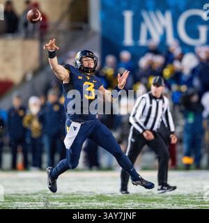 West Virginia Quarterback Skyler Howard (3) während des NCAA College Football Spiels zwischen den Oklahoma Sooners und den West Virginia Mountaineers am Samstag, den 19. November 2016 im Milan Puskar Stadium in Morgantown, West Virginia. Jacob Kupferman/CSM(Kreditbild: &Copy; Jacob Kupferman/CSM via ZUMA Wire) Stockfoto