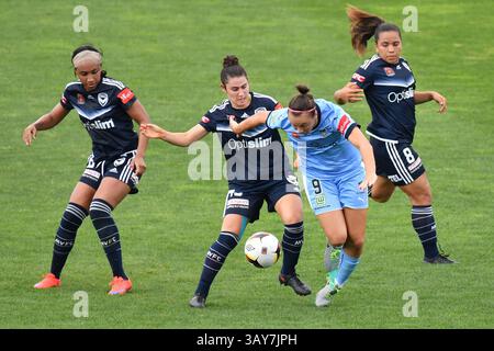 20. November 2016 – Melbourne, Victoria, Australien – CAITLIN FOORD (9) von Sydney FC und ADRIANA TARANTO (15) von Melbourne Victory kämpfen in der dritten Runde des W-League-Wettbewerbs zwischen Melbourne Victory und Sydney FC während der Saison 2016-17 im Lakeside Stadium in Melbourne, Australien um den Ball. Die Westfield W-League ist die australische semiprofessionelle Frauenfußballliga. Sydney gewann 2-1 (Kreditbild: © Sydney Low via ZUMA Wire) Stockfoto