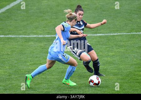 20. November 2016 – Melbourne, Victoria, Australien – GEORGIA YEOMAN-DALE (13) von Sydney FC und ADRIANA TARANTO (15) von Melbourne Victory kämpfen um den Ball in Runde 3 des W-League-Wettbewerbs zwischen Melbourne Victory und Sydney FC während der Saison 2016-17 im Lakeside Stadium, Melbourne, Australien. Die Westfield W-League ist die australische semiprofessionelle Frauenfußballliga. Sydney gewann 2-1 (Kreditbild: © Sydney Low via ZUMA Wire) Stockfoto