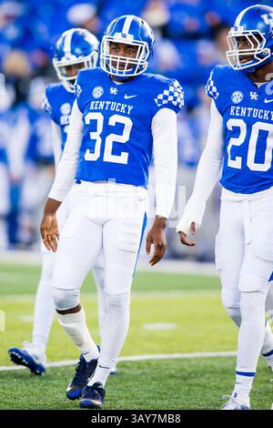 19. November 2016 – Nevada, USA – Linebacker Eli Brown (#32) der University of Kentucky lockert sich vor dem Start beim Fußballspiel der Austin Peay Governors im Commonwealth Stadium in Lexington, Kentucky. Kentucky besiegte Austin Peay 49-13 und wurde damit zum Bowl berechtigt. (Kreditbild: © Mat Gdowski via ZUMA Wire) Stockfoto
