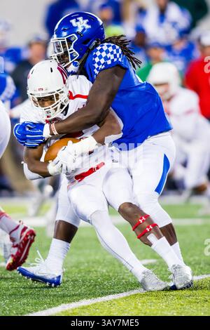 19. November 2016: Nevada, USA – der Austin Peay Wide Receiver Kentel Williams (#5) wird von Adrian Middleton (#99) während des Austin Peay Governors im Commonwealth Stadium in Lexington, Kentucky, abgewickelt. Kentucky besiegte Austin Peay 49-13 und wurde damit zum Bowl berechtigt. (Kreditbild: © Mat Gdowski via ZUMA Wire) Stockfoto