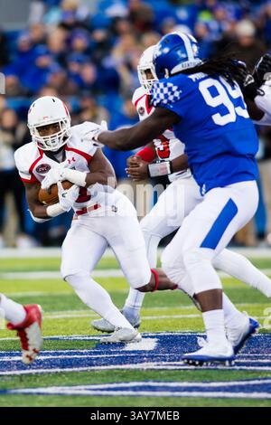 19. November 2016: Nevada, USA – der Austin Peay Wide Receiver Kentel Williams (#5) versucht, ein Loch während des Austin Peay Governors beim Kentucky Wildcats Football-Spiel im Commonwealth Stadium in Lexington, Kentucky, zu finden. Kentucky besiegte Austin Peay 49-13 und wurde damit zum Bowl berechtigt. (Kreditbild: © Mat Gdowski via ZUMA Wire) Stockfoto