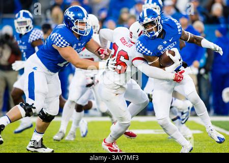 19. November 2016: Nevada, USA - Austin Peay Linebacker Gunnar Scholato (#36) versucht, Dorian Baker (#2) der University of Kentucky während des Austin Peay Governors im Commonwealth Stadium in Lexington, Kentucky, zu stürzen. Kentucky besiegte Austin Peay 49-13 und wurde damit zum Bowl berechtigt. (Kreditbild: © Mat Gdowski via ZUMA Wire) Stockfoto