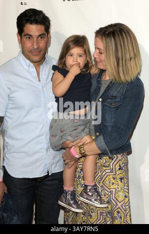 23. Oktober 2016 - Culver City, Kalifornien, USA - CULVER CULVER City - 23. Oktober: Michael Catherwood, Bianca Kajlich, Magnolia Catherwood bei der 27. Jährlichen „A Time for Heroes“ der Elizabeth Glaser Pediatric AIDS Foundation in den Smashbox Studios am 23. Oktober 2016 in Culver City, CA (Kreditbild: © Nina Prommer/Newscom via ZUMA Press) Stockfoto
