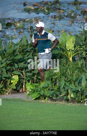 23. Oktober 2016 - Haikou, Hainan, China - der Fußballspieler Dwight Yorke spaziert während der 2. Runde des 4. World Promi Pro-am auf dem 18. Fairway des Blackstone Courses im Mission Hills Resort Haikou. . Blackstone Course, Mission Hills Resort, Haikou, Hainan Island China. (Bild: © Jayne Russell Via ZUMA Wire) Stockfoto