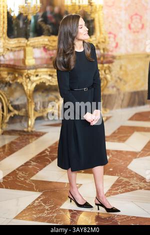Madrid, Madrid, Spanien. April 2025. Königin Letizia von Spanien nimmt am 22. April 2025 im Königlichen Palast an einem Mittagessen für Mitglieder der Literaturwelt Teil (Foto: © Jack Abuin/ZUMA Press Wire). Nicht für kommerzielle ZWECKE! Stockfoto