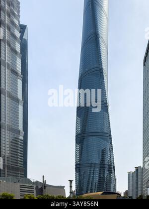 Hochhäuser der Stadt Shanghai vor blauem Himmel, China. Wolkenkratzer für Geschäftsbüros. Lujiazui Finanzviertel. Stockfoto