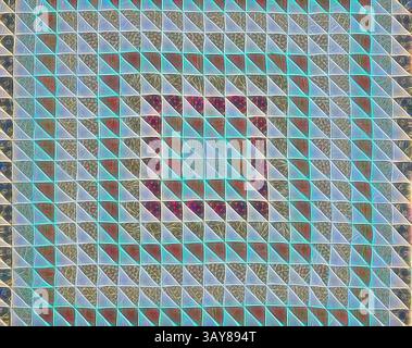 Ein lebendiges geometrisches Muster mit einer Reihe dreieckiger Formen in verschiedenen Farben, die ein kompliziertes Design mit einem prominenten zentralen Element bilden, das sich von den umgebenden Farbtönen abhebt., Steppdecke (Dreiecke), Unknown, 1870er Jahre, Baumwolle, gestückelt und gesteppt, 81 x 81 cm, amerikanische Kunst, Textil- und Modekunst, klassische Kunst mit einem modernen Touch, neu interpretiert von Artotop Stockfoto