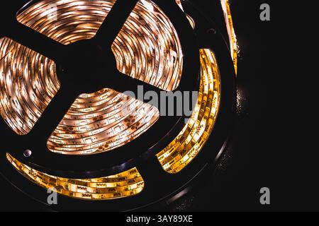 LED-Streifenrolle leuchtet im Dunkeln Stockfoto