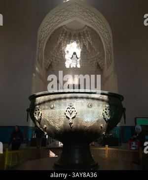 Ein großer Takaqazan oder Kochtopf aus Metall, ausgestellt im Khodja Ahmet Yasawi Mausoleum, einem UNESCO-Weltkulturerbe in Turkistan, Kasachstan. Stockfoto