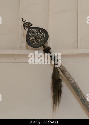 Nahaufnahme eines Rosshaarpfostens, der die Begräbnisstätte einer heiligen Person darstellt. Ausgestellt im Khodja Ahmet Yasawi Mausoleum in Turkistan, Kasachstan. Stockfoto