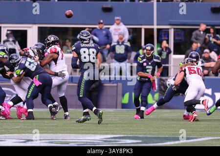 16. Oktober 2016: Seattle Seahawks Tight End Jimmy Graham (88) holt am 16. Oktober 2016 einen Pass von Seattle Seahawks Quarterback Russell Wilson (3) während eines Spiels zwischen den Atlanta Falcons und den Seattle Seahawks im CenturyLink Field in Seattle, WA. Die Seahawks gewannen mit 26:24. Sean Brown/CSM(Credit Image: &Copy; Sean Brown/CSM via ZUMA Wire) Stockfoto