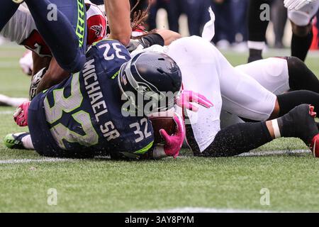 16. Oktober 2016: Seattle Seahawks Running Back Christine Michael (32) erzielt am 16. Oktober 2016 ein Spiel zwischen den Atlanta Falcons und den Seattle Seahawks im CenturyLink Field in Seattle, WA. Die Seahawks gewannen mit 26:24. Sean Brown/CSM(Credit Image: &Copy; Sean Brown/CSM via ZUMA Wire) Stockfoto