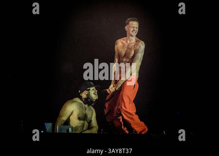 16. Oktober 2016: Toronto, Ontario, Kanada – DIE südafrikanische Rap-Rave-Gruppe DIE ANTWOORD wurde von den Rappern NINJA (Watkin Tudor Jones) und Yolandi Visser gegründet. Im Bild: NINJA, YOLANDI VISSER (Kreditbild: © Angel Marchini via ZUMA Wire) Stockfoto