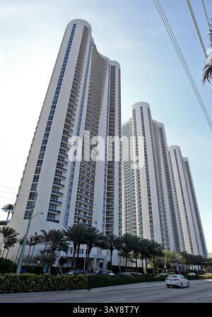 16. März 2016: Sunny Isles Beach, FL, USA: Trump Towers am sonnigen Isles Beach. (Bild: © Patrick Farrell/TNS via ZUMA Wire) Stockfoto