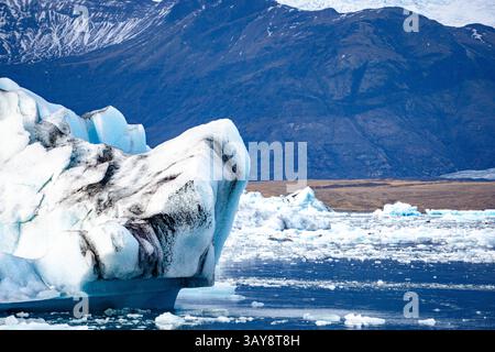 Majestätische Aussicht auf die Jökulsárlón Gletscherlagune in Island, mit großen Eisbergen, die im ruhigen Wasser treiben und ein ruhiges und malerisches arktisches Land schaffen Stockfoto