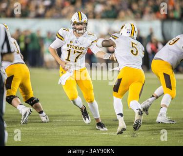 Oktober 2016: Der Quarterback der Wyoming Cowboys Josh Allen (17) übergibt den Ball an die Wyoming Cowboys, die im dritten Quartal in einem NCAA Football Matchup zwischen den Wyoming Cowboys und Colorado State Rams im Sonny Lubick Field, Hughes Stadium Fort Collins CO, Scott D Stivason/Cal Sport Media (Credit Image: &Copy; Scott D Stivason/Cal Sport Media via ZUMA Wire) Stockfoto