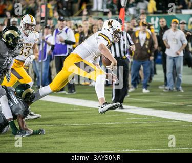 1. Oktober 2016: Der Quarterback der Wyoming Cowboys Josh Allen (17) springt im dritten Quartal in einem NCAA Football Matchup zwischen den Wyoming Cowboys und Colorado State Rams im Sonny Lubick Field, Hughes Stadium Fort Collins CO, Scott D Stivason/Cal Sport Media (Credit Image: &Copy; Scott D Stivason/Cal Sport Media via ZUMA Wire) Stockfoto