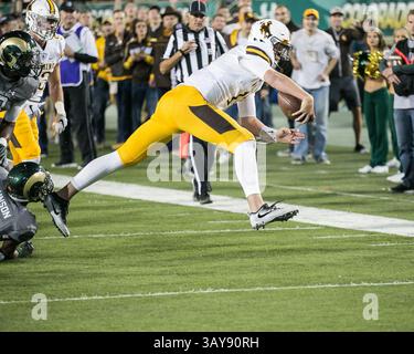 1. Oktober 2016: Der Quarterback der Wyoming Cowboys Josh Allen (17) springt im dritten Quartal in einem NCAA Football Matchup zwischen den Wyoming Cowboys und Colorado State Rams im Sonny Lubick Field, Hughes Stadium Fort Collins CO, Scott D Stivason/Cal Sport Media (Credit Image: &Copy; Scott D Stivason/Cal Sport Media via ZUMA Wire) Stockfoto