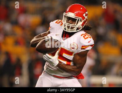 Oktober 2016 – Pittsburgh, Pennsylvania, USA S - Kansas City Chiefs Running Back Jamaal Charles (25) fängt den Fußball beim Aufwärmen vor dem Spiel ein (Bild: © Brian Kunst via ZUMA Wire) Stockfoto