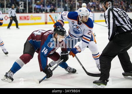 23. November 2016: Der linke Flügel der Colorado Avalanche Blake Comeau (14) steht in der dritten Periode mit dem Edmonton Oilers Center Leon Draisaitl (29) in einem NHL-Matchup zwischen den Edmonton Oilers und der Colorado Avalanche in der Pepsi Center Arena Denver CO gegenüber, Oilers gewinnen 6 - 3 Scott D Stivason/Cal Sport Media (Credit Image: &Copy; Scott D Stivason/CSM via ZUMA Wire) Stockfoto
