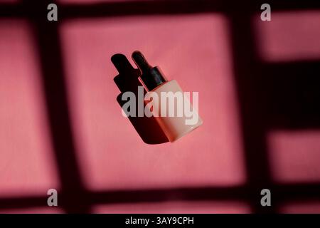 Pink Beauty Vitamin Serum Produktflasche und Tropfer Stockfoto