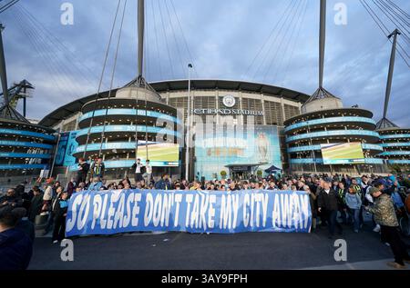 Manchester City Fans protestieren vor dem Stadion vor dem Spiel der Premier League im Etihad Stadium in Manchester. Bilddatum: Dienstag, 22. April 2025. Stockfoto