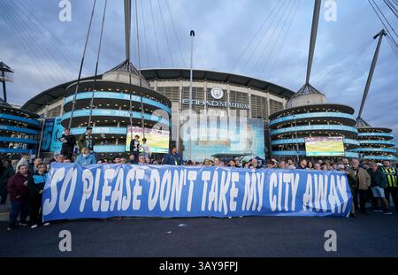 Manchester City Fans protestieren vor dem Stadion vor dem Spiel der Premier League im Etihad Stadium in Manchester. Bilddatum: Dienstag, 22. April 2025. Stockfoto