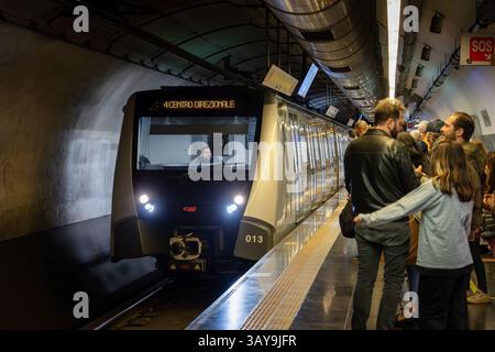 Neapel, Italien - 18. April 2025: Die Ankunft des Metropolitanzuges auf dem Bahnsteig des Bahnhofs Garibaldi der Linie 1 der U-Bahn, wo Stockfoto