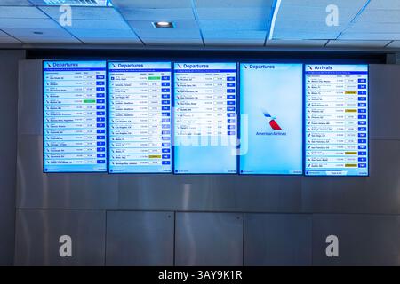 Bildschirm mit Fluginformationen, auf dem American Airlines bei Nacht Abflug und Ankunft am JFK Airport in New York anzeigt. New York. USA. Stockfoto