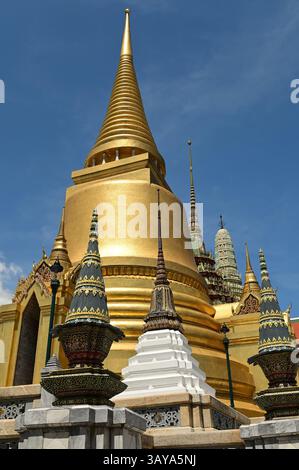 Der Wat Phra Sri Rattana Satsadaram, auch bekannt als Wat Phra Kaew, ist der beliebteste Tempel für Touristen, die sie besuchen und huldigen können. Stockfoto