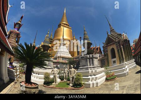 Der Wat Phra Sri Rattana Satsadaram, auch bekannt als Wat Phra Kaew, ist der beliebteste Tempel für Touristen, die sie besuchen und huldigen können. Stockfoto