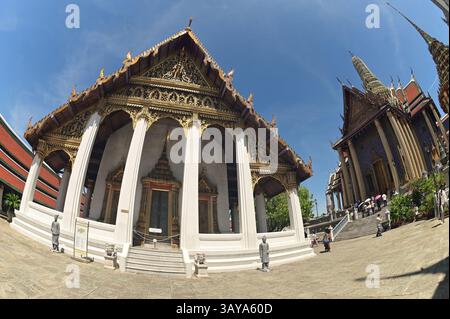 Der Wat Phra Sri Rattana Satsadaram, auch bekannt als Wat Phra Kaew, ist der beliebteste Tempel für Touristen, die sie besuchen und huldigen können. Stockfoto