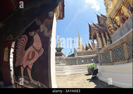 Der Wat Phra Sri Rattana Satsadaram, auch bekannt als Wat Phra Kaew, ist der beliebteste Tempel für Touristen, die sie besuchen und huldigen können. Stockfoto