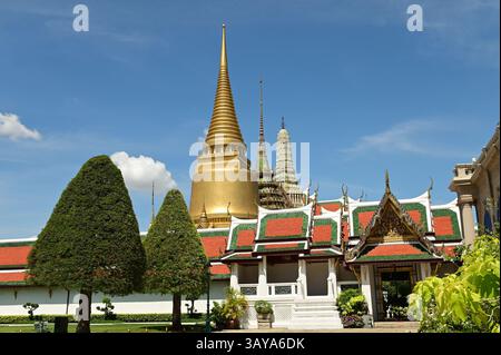 Der Wat Phra Sri Rattana Satsadaram, auch bekannt als Wat Phra Kaew, ist der beliebteste Tempel für Touristen, die sie besuchen und huldigen können. Stockfoto