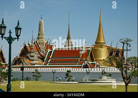 Der Wat Phra Sri Rattana Satsadaram, auch bekannt als Wat Phra Kaew, ist der beliebteste Tempel für Touristen, die sie besuchen und huldigen können. Stockfoto