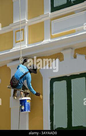 Bangkok , Thailand - 20. April 2025 : ein unbekannter Arbeiter, der am 20. April 2025 die Wände eines großen Gebäudes hängte, malte und reparierte Stockfoto