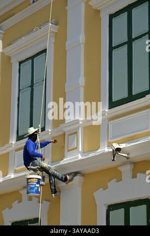 Bangkok , Thailand - 20. April 2025 : ein unbekannter Arbeiter, der am 20. April 2025 die Wände eines großen Gebäudes hängte, malte und reparierte Stockfoto