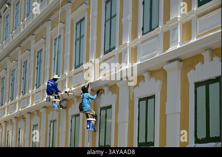 Bangkok , Thailand - 20. April 2025 : ein unbekannter Arbeiter, der am 20. April 2025 die Wände eines großen Gebäudes hängte, malte und reparierte Stockfoto