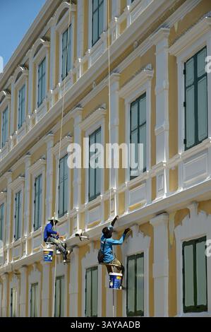 Bangkok , Thailand - 20. April 2025 : ein unbekannter Arbeiter, der am 20. April 2025 die Wände eines großen Gebäudes hängte, malte und reparierte Stockfoto