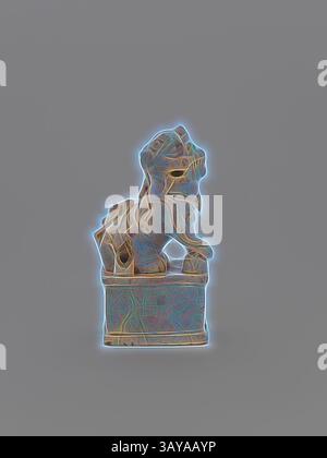 Eine stilisierte Skulptur eines Löwen auf einem Sockel, mit komplizierten Details und einem leuchtenden Umriss, der ihm eine mystische, ätherische Qualität verleiht. Hund von Fo, Datum unbekannt, Keramik oder Porzellan, h: 5-1/2', Asiatische Kunst, Klassische Kunst mit einem modernen Touch, neu interpretiert von Artotop Stockfoto