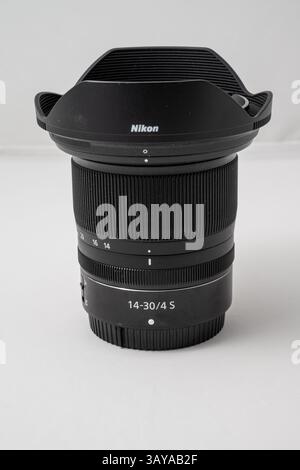 Göteborg, Schweden - 09. Mai 2023: Nikon Z 14-30mm Weitwinkelzoom auf einem weißen Tisch Stockfoto