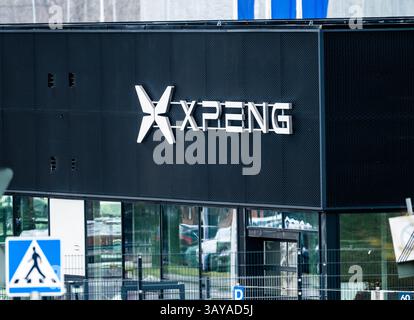 Göteborg, Schweden - 01. März 2024: Xpeng-Schild an der Fassade eines Autohauses Stockfoto