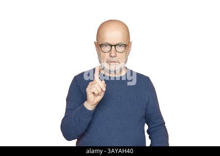 Ein Mann mit Brille, während er streitet, während er seinen Finger auf einen transparenten Hintergrund zeigt Stockfoto