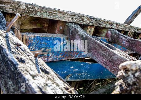 Purton-Rumpf sind verlassene Boote und Schiffe, die absichtlich am Ufer des Severn in Gloucestershire, England, angebaut wurden, um die Ufer des Flusses zu verstärken. Stockfoto