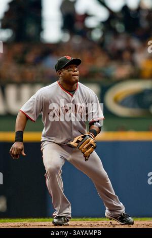 Juli 2010 - Milwaukee, WI. Miller Park..San Francisco Giants Shortstop Juan Uribe #5 auf einem Fliegenball..Milwaukee Brewers verloren gegen die San Francisco Giants 1-6..Mike McGinnis / CSM(Credit Image: © Mike McGinnis/Cal Sport Media/ZUMApress.com) Stockfoto