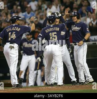 31. Mai 2010 - San Diego, Kalifornien, USA - MLB Baseball - San Diego Padres Shortstop JERRY HAIRSTON JR. Wird auf der Platte begrüßt, nachdem er während des zweiten Inning des Spiels zwischen den New York Mets und den Padres im Petco Park einen Grand Slam Home Run getroffen hat. Kevin Coreia war der Sieger. (Bild: © Roger Williams/ZUMApress.com) Stockfoto